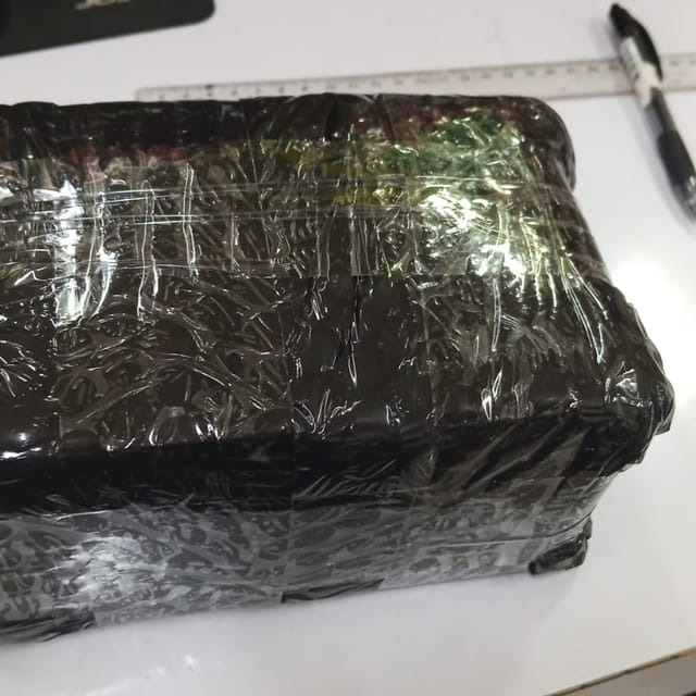 Dimensi kiriman diukur dengan penggaris sebelum dicatat untuk dokumen pengiriman